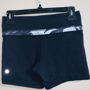 size 4 Lululemon “In the Grove”  Reversible shorts